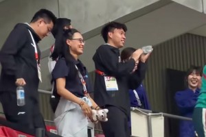 这下稳了！国足打进第2球后看台上的王玉栋激动庆祝