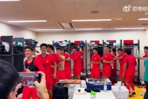 老叔很开心！更衣室吴曦&安东尼奥跟着小年轻们一起跳舞庆祝